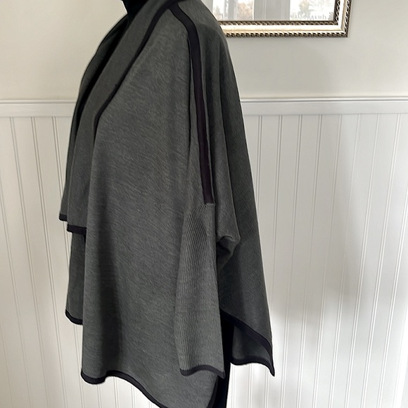 Neely Gray Wrap Sweater Navy Blue Trim Acrylic Oversize Sweep 3/4 Sleeves Sz Sm - Picture 3 of 6